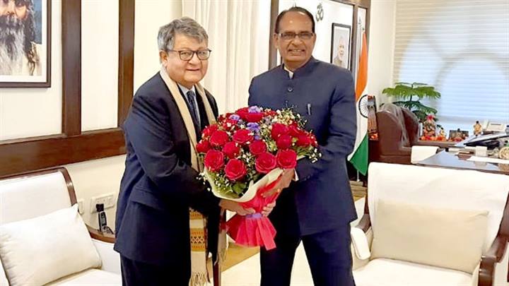 मुख्यमंत्री श्री चौहान से निवास कार्यालय पर मिले नीति आयोग के उपाध्यक्ष श्री बेरी